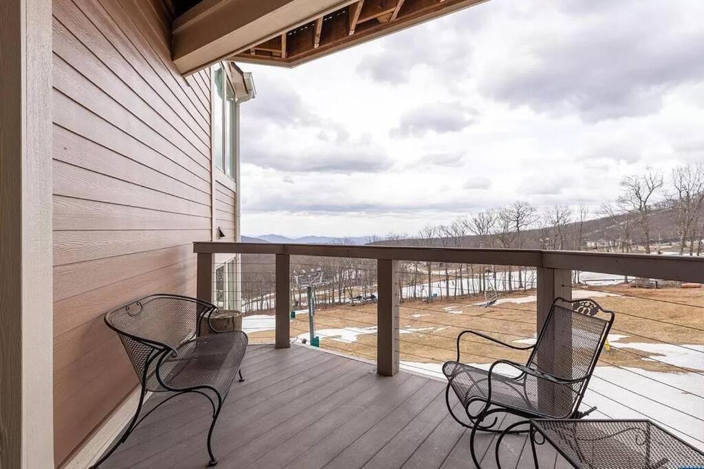 Diamond Adventure Slope Side With Foosball And Arcade At Wintergreen Resort Exterior photo