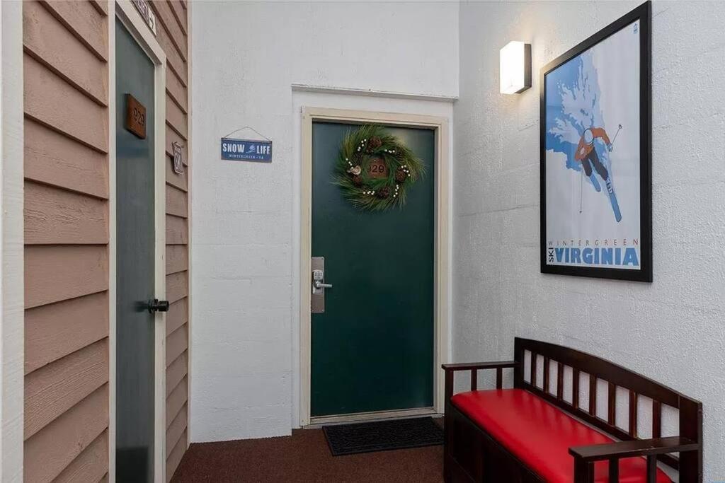 Diamond Adventure Slope Side With Foosball And Arcade At Wintergreen Resort Exterior photo